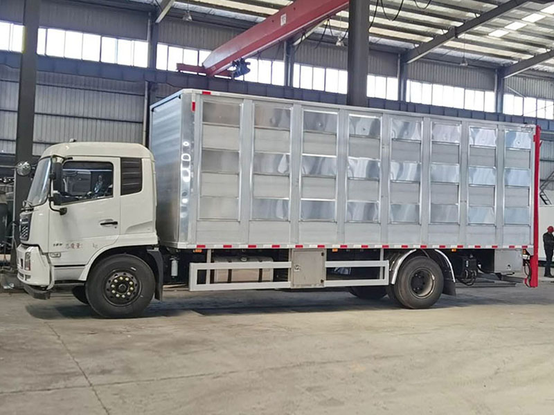 东风天锦全铝合金畜禽运输车