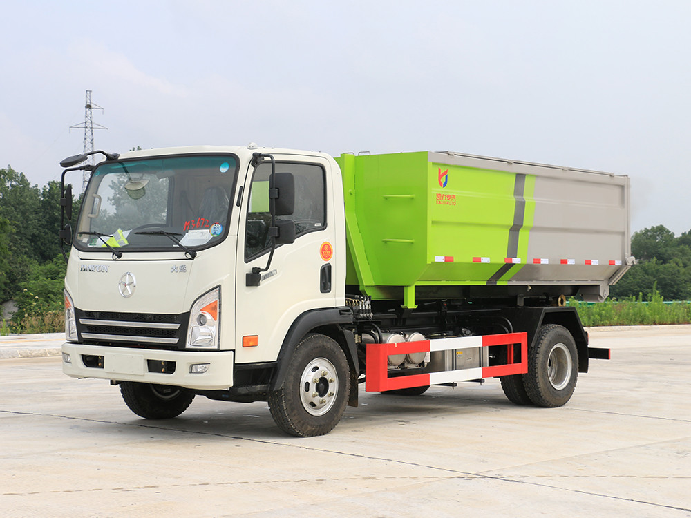 蓝牌大运钩臂垃圾车