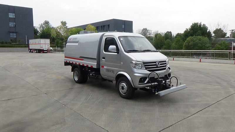 东风小康路面养护车 水箱1.8立方