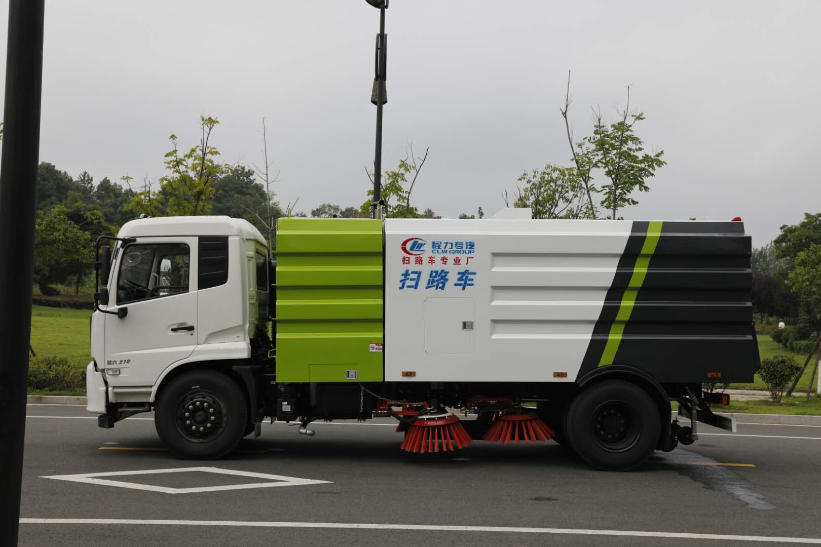 东风天锦18吨扫路车4方水8方尘