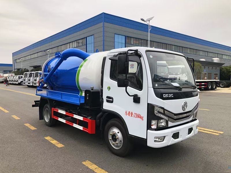 东风小多利卡5方吸污车